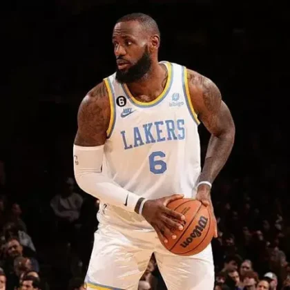 LAKERS_WHITE_JAMES